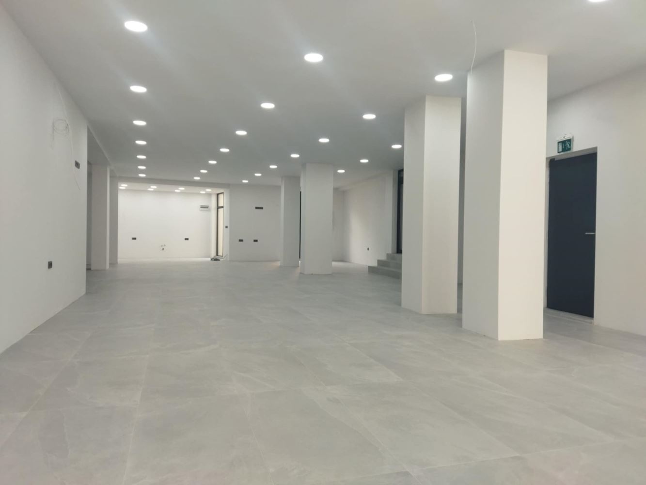 Търговско помещение, Ларго, 224 кв.м. партер, голяма витрина-0 Търговско помещение, Ларго, 224 кв.м. партер, голяма витрина - 0