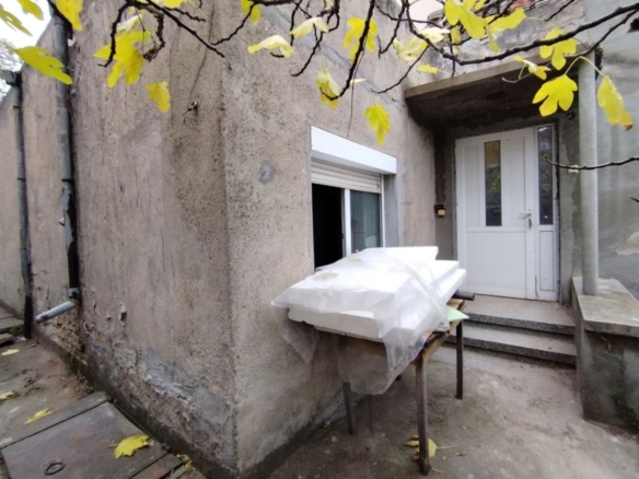 Парцел с къща и търговски обект в ЦГЧ, до пл. Хаджи Димитър и Централна поща - 0