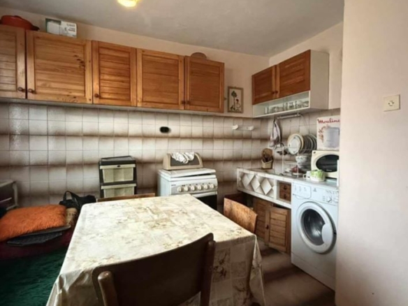 Масивна, двуетажна тухлена къща на плоча в с. Бяла - 0