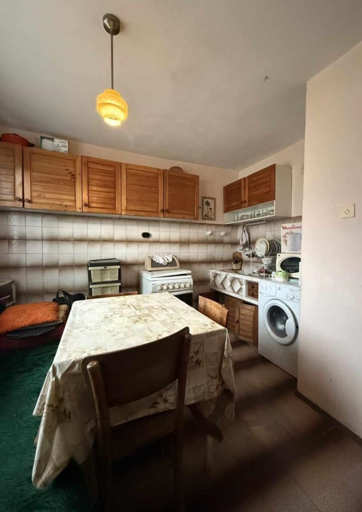 Масивна, двуетажна тухлена къща на плоча в с. Бяла - 0