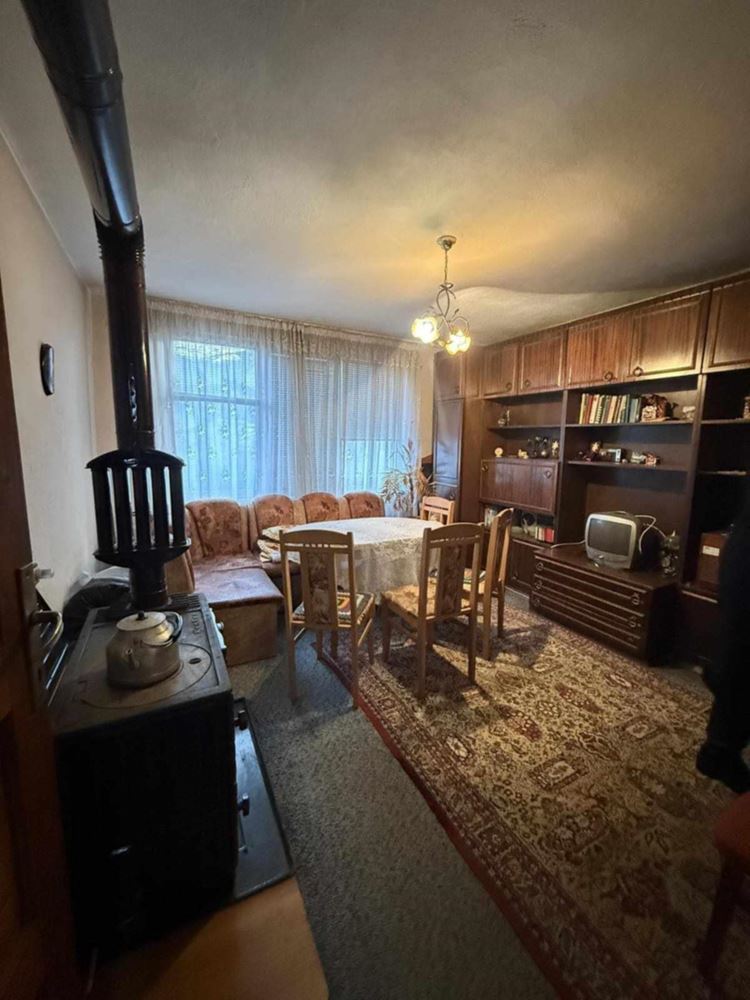 Massives, zweistöckiges Backsteinhaus auf Fundamentplatte im Dorf Byala-0 Масивна, двуетажна тухлена къща на плоча в с. Бяла - 0