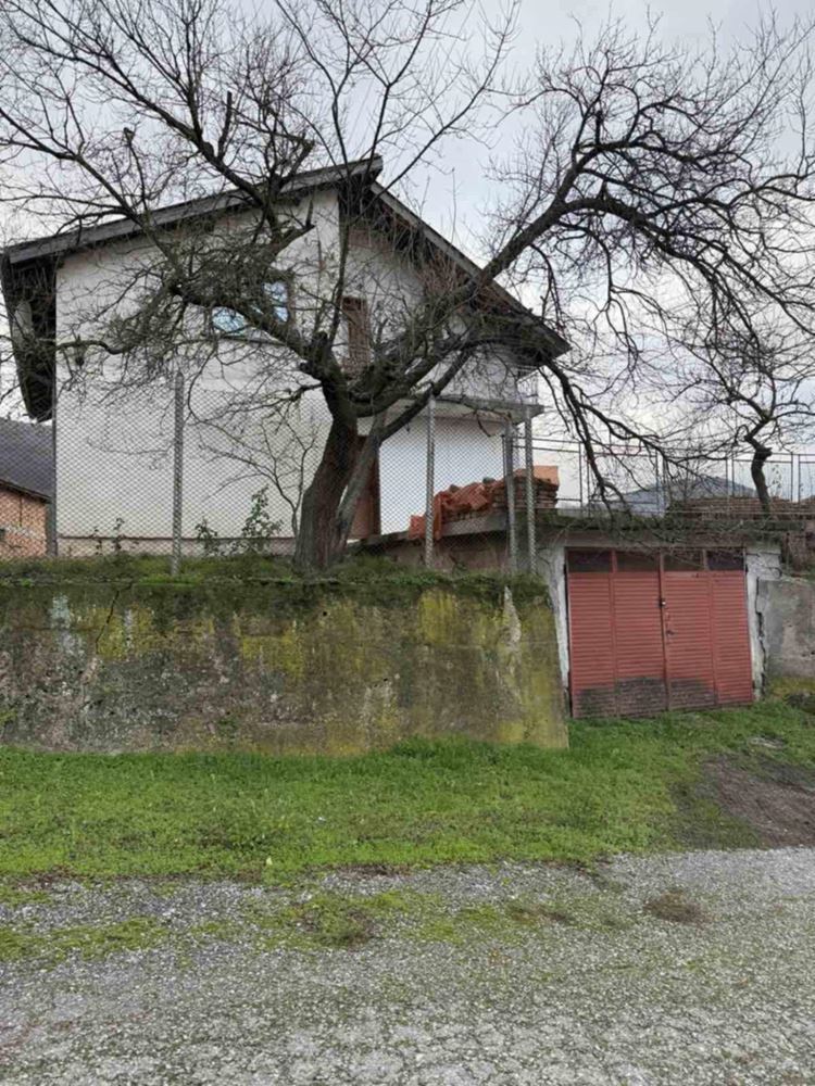 Масивна, двуетажна тухлена къща на плоча в с. Бяла - 0