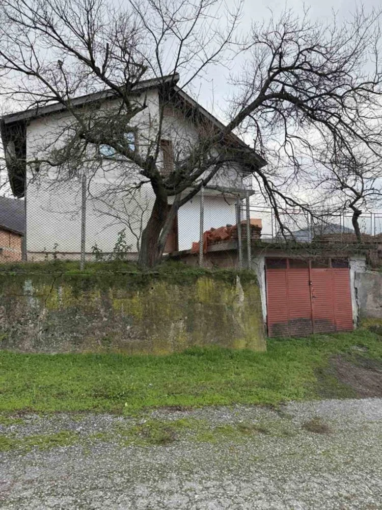 Massives, zweistöckiges Backsteinhaus auf Fundamentplatte im Dorf Byala-0 Масивна, двуетажна тухлена къща на плоча в с. Бяла - 0