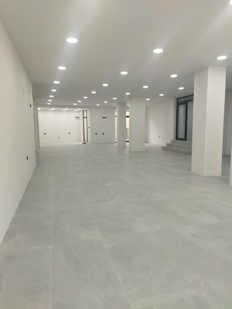 Търговско помещение, Ларго, 224 кв.м. партер, голяма витрина-0 Търговско помещение, Ларго, 224 кв.м. партер, голяма витрина - 0