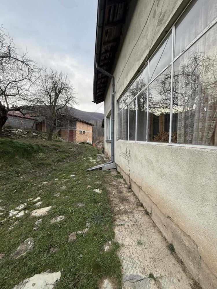 Massives, zweistöckiges Backsteinhaus auf Fundamentplatte im Dorf Byala-0 Масивна, двуетажна тухлена къща на плоча в с. Бяла - 0