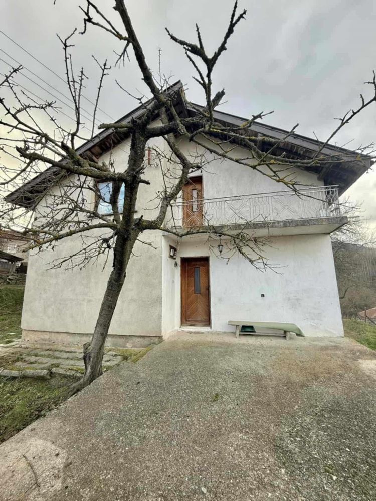 Massives, zweistöckiges Backsteinhaus auf Fundamentplatte im Dorf Byala-0 Масивна, двуетажна тухлена къща на плоча в с. Бяла - 0