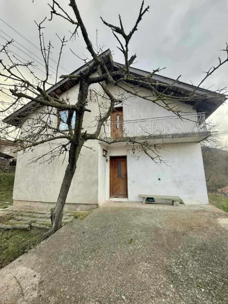 Massives, zweistöckiges Backsteinhaus auf Fundamentplatte im Dorf Byala-0 Масивна, двуетажна тухлена къща на плоча в с. Бяла - 0