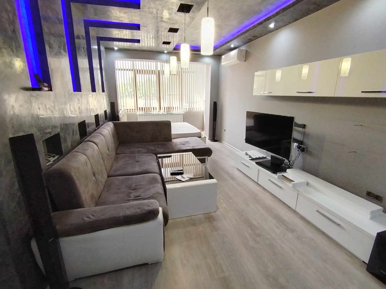 кв. Стоян Заимов, Двухкомнатная кирпичная квартира в аренду, с ТЭЦ и горячей водой, отремонтированная, меблированная-0 кв. Стоян Заимов, Двустаен тухлен апартамент под наем, с ТЕЦ и топла вода, ремонтиран, обзаведен - 0