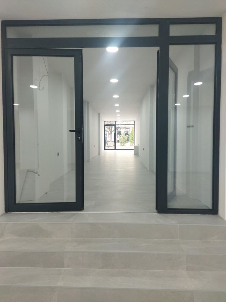 Търговско помещение, Ларго, 224 кв.м. партер, голяма витрина-0 Търговско помещение, Ларго, 224 кв.м. партер, голяма витрина - 0