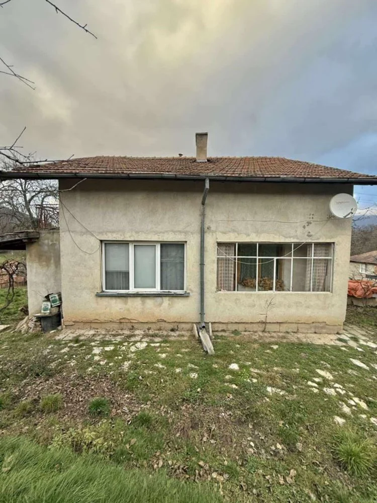 Massives, zweistöckiges Backsteinhaus auf Fundamentplatte im Dorf Byala-0 Масивна, двуетажна тухлена къща на плоча в с. Бяла - 0
