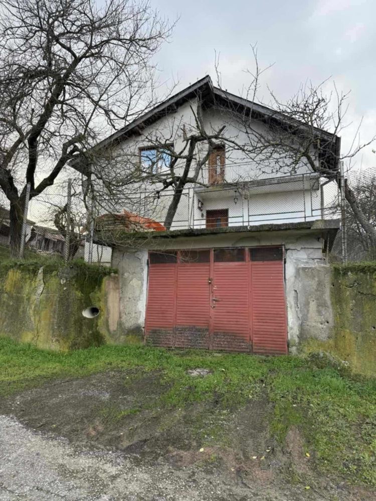 Масивна, двуетажна тухлена къща на плоча в с. Бяла - 0