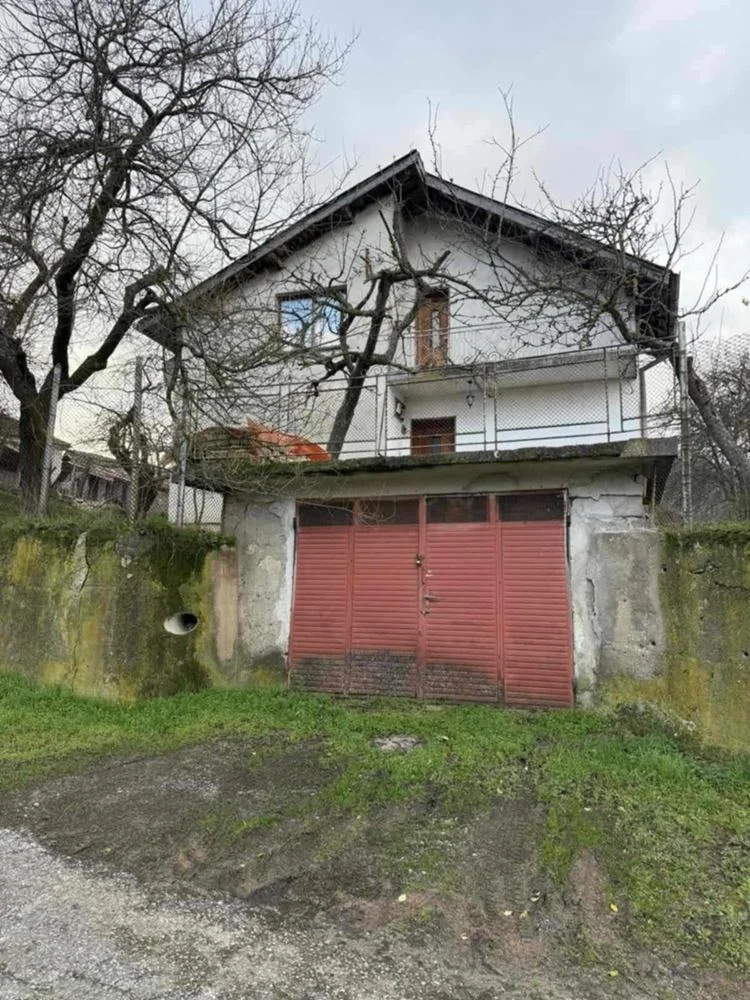 Massives, zweistöckiges Backsteinhaus auf Fundamentplatte im Dorf Byala-0 Масивна, двуетажна тухлена къща на плоча в с. Бяла - 0