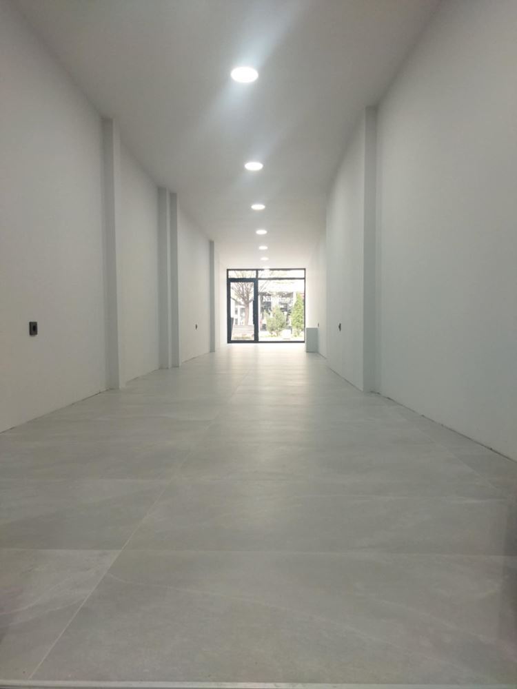 Търговско помещение, Ларго, 224 кв.м. партер, голяма витрина-0 Търговско помещение, Ларго, 224 кв.м. партер, голяма витрина - 0