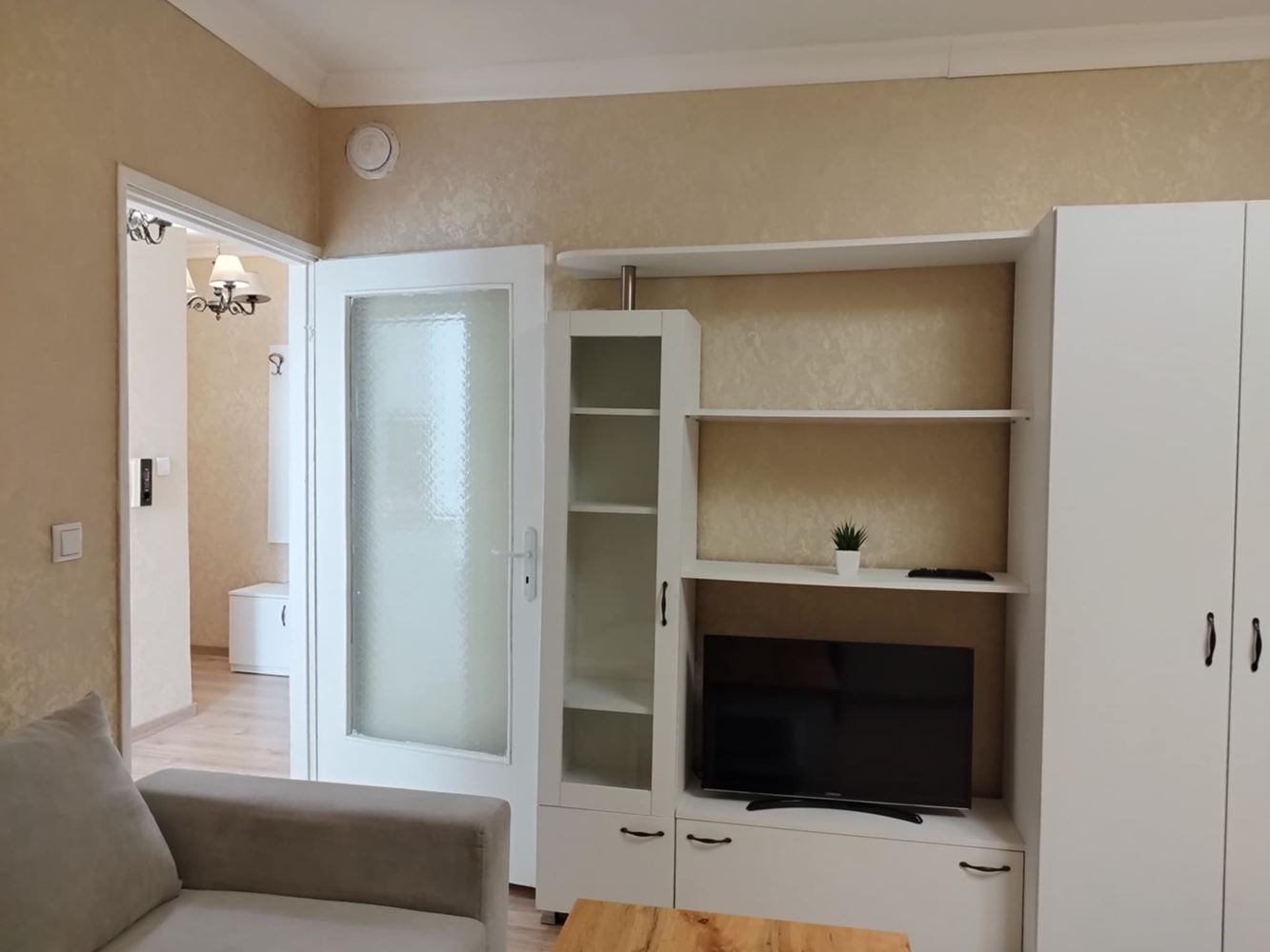 Центр, студия, юг, с мебелью и техникой-0 Център,гарсониера ,юг,обзаведена с мебели и техника - 0