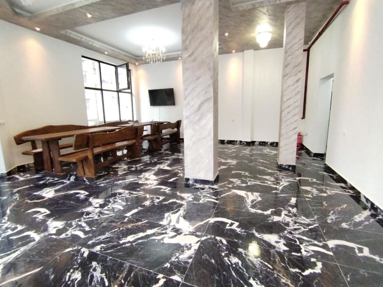 Ново, ъглово помещение на партер в кв. Българка, с големи витрини-0 Ново, ъглово помещение на партер в кв. Българка, с големи витрини - 0