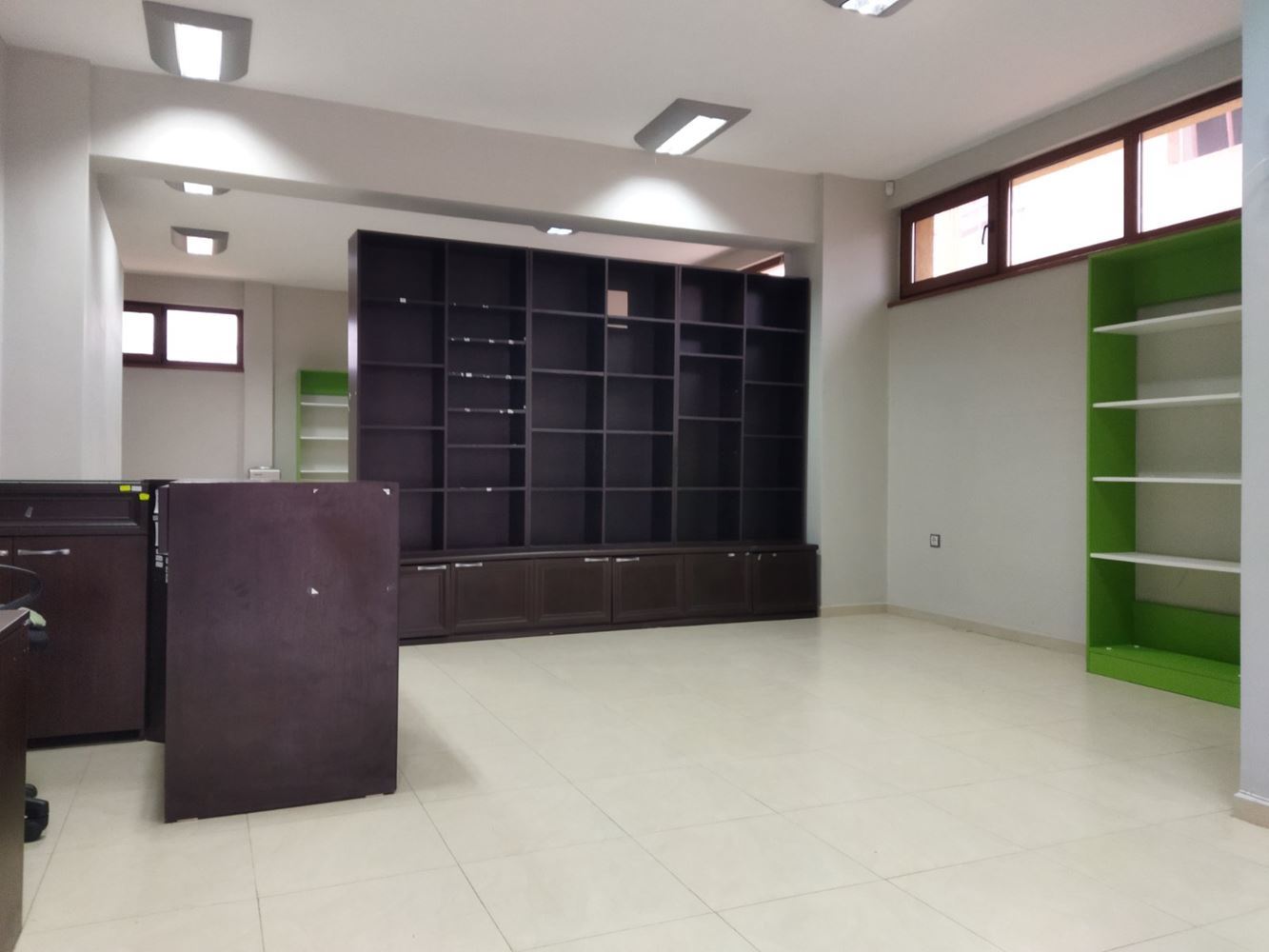 Търговско помещение под наем на Двата Аслана с голяма витрина - 0