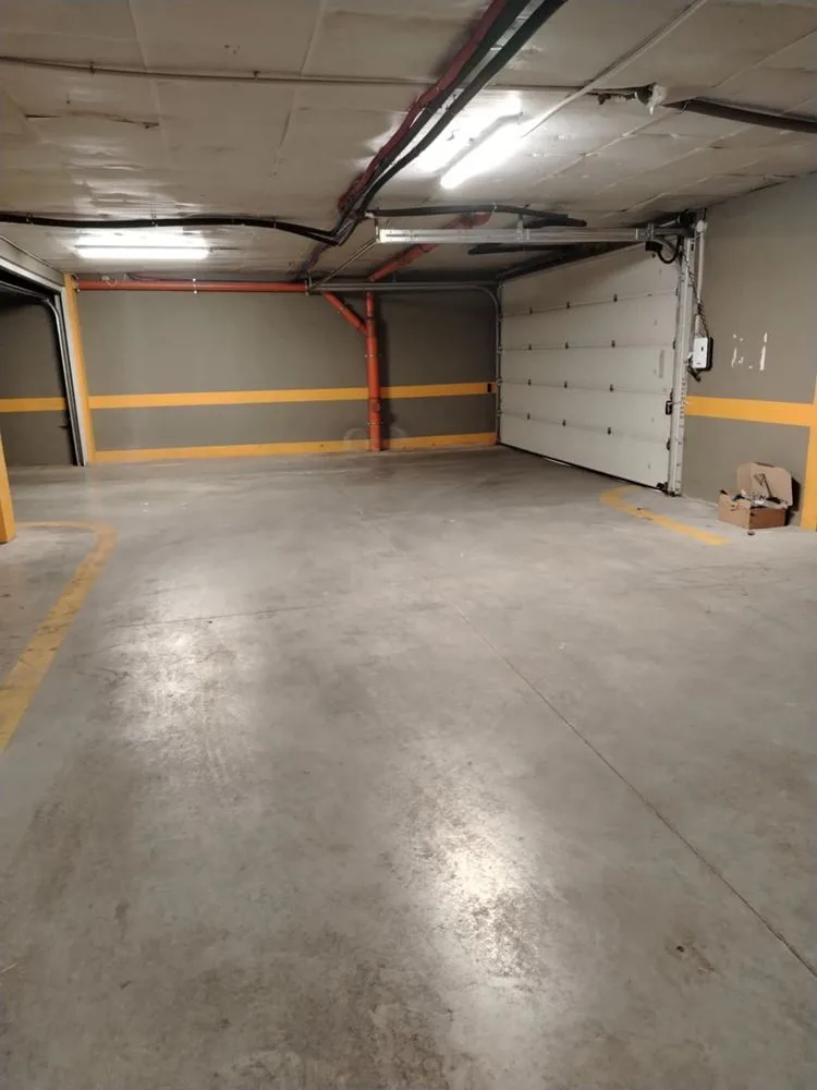 Tiefgaragenstellplatz in einem Luxusgebäude im Zentrum, Bereich Blaue Zone-0 Tiefgaragenstellplatz in einem Luxusgebäude im Stadtzentrum, Zone „Sinja zona“ – 0