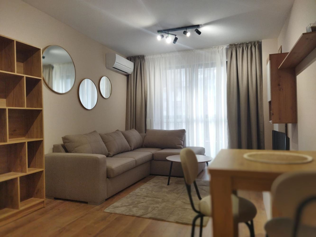 Център – дава под наем отличен, тристаен апартамент – Н. С. стилен, удобен, ТЕЦ,-0 Център - дава под наем отличен, тристаен апартамент - Н. С. стилен, удобен, ТЕЦ, - 0