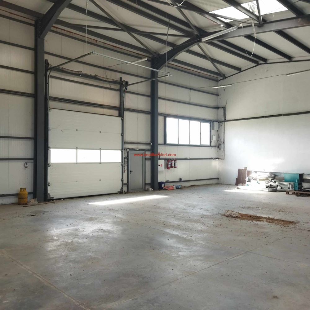 Μεγάλοι βιομηχανικοί χώροι κατάλληλοι για διάφορους τύπους δραστηριοτήτων-0 Продава голямо Промишлено помещение подходящо за различни видове дейност - 0