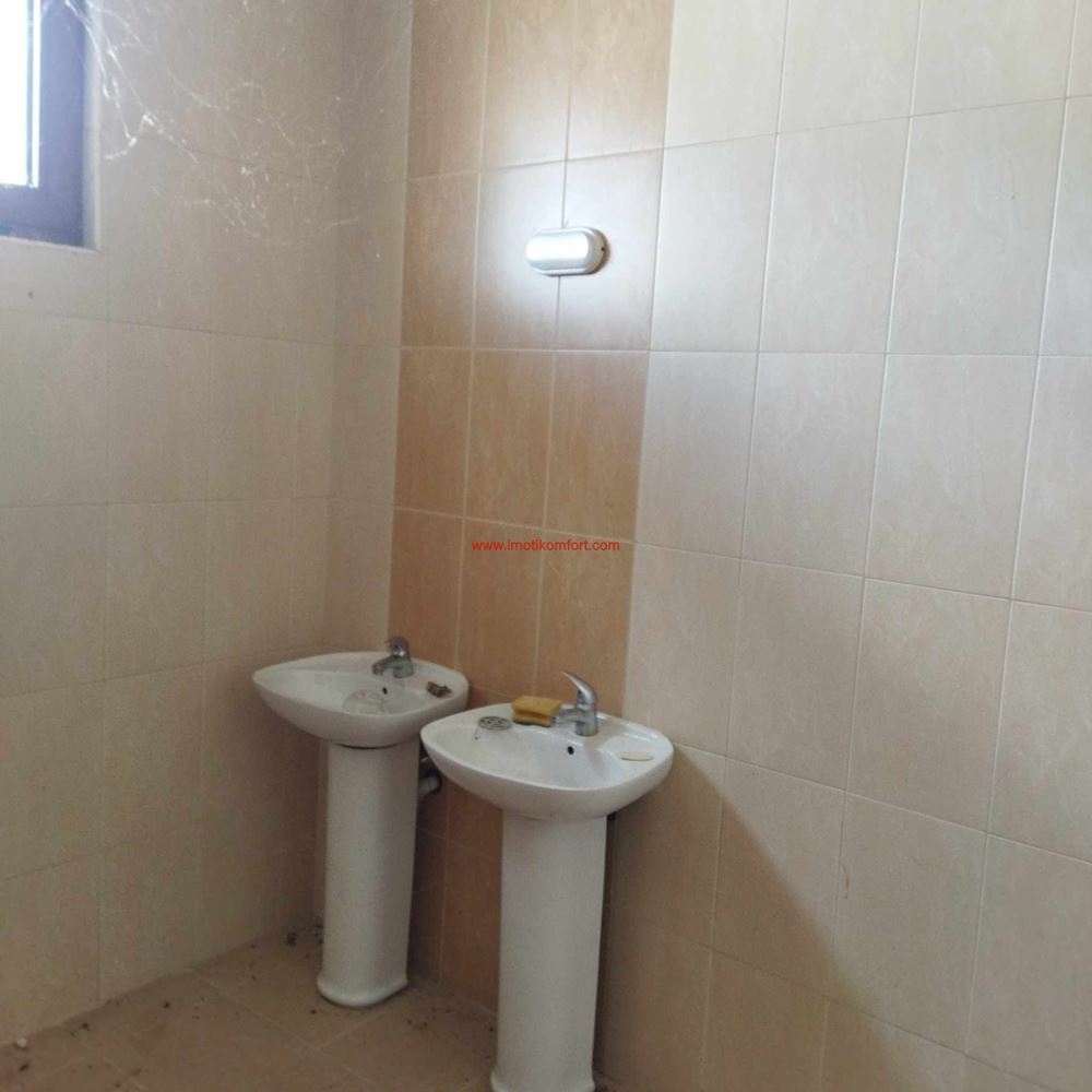 Μεγάλοι βιομηχανικοί χώροι κατάλληλοι για διάφορους τύπους δραστηριοτήτων-0 Продава голямо Промишлено помещение подходящо за различни видове дейност - 0