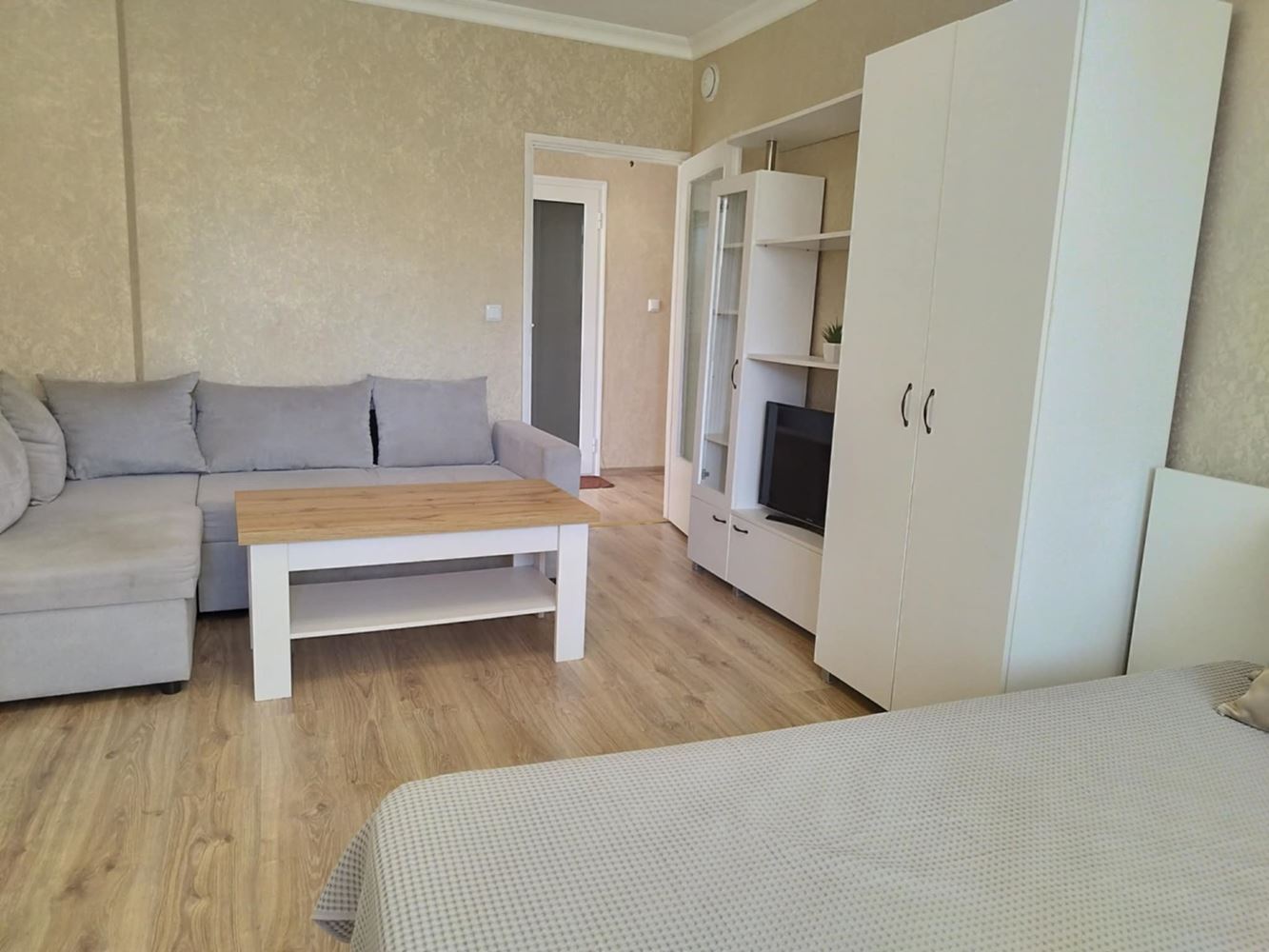 Центр, студия, юг, с мебелью и техникой-0 Център,гарсониера ,юг,обзаведена с мебели и техника - 0