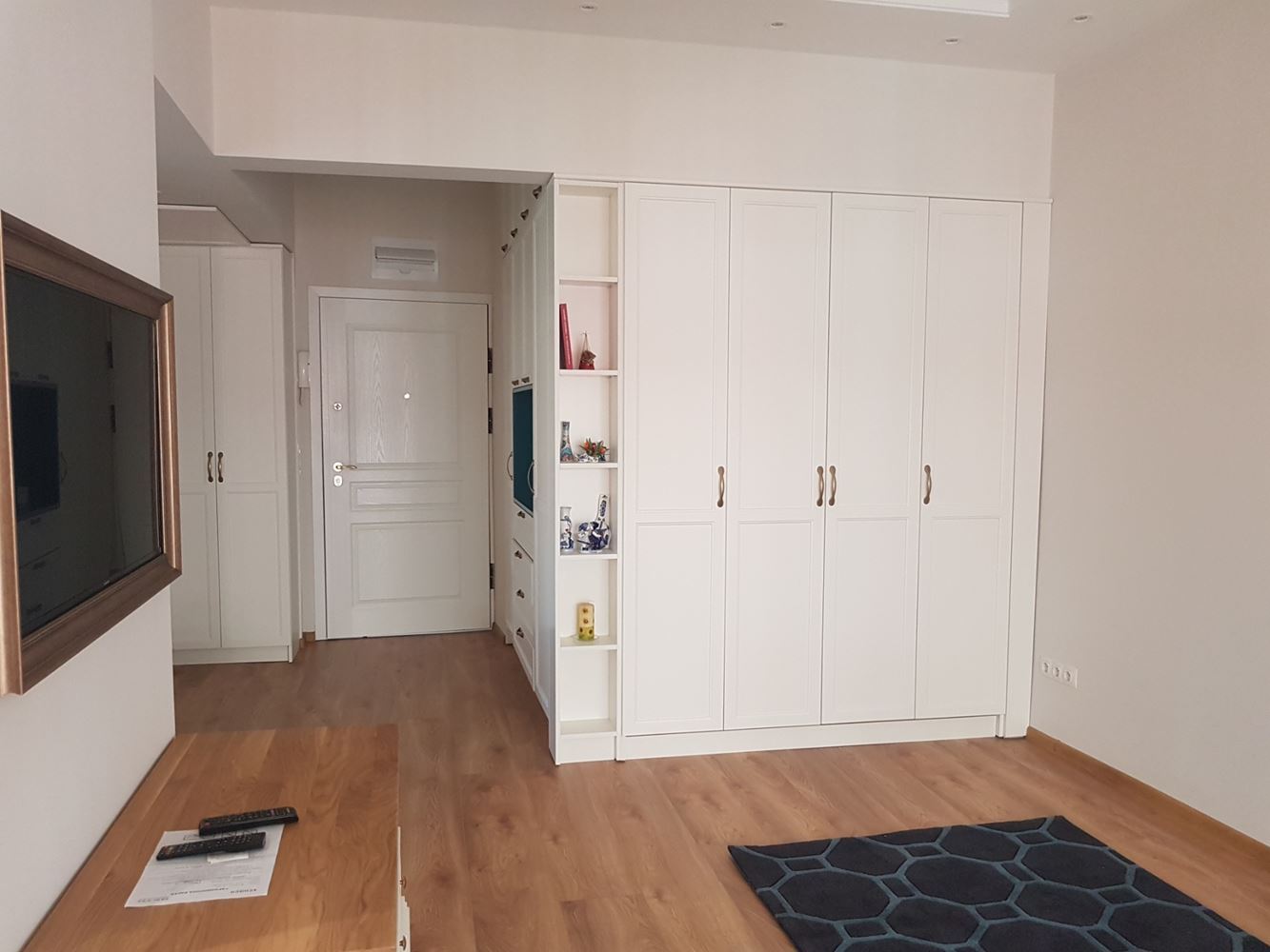 Ларго, стильная, полностью меблированная квартира с 1 спальней - 0 Ларго,стилен,напълно обзаведен апартамент с 1 спалня - 0