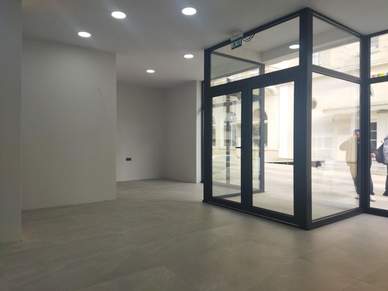 Торговое помещение, Ларго, 224 кв.м. первый этаж, большое окно-0 Търговско помещение, Ларго, 224 кв.м. партер, голяма витрина - 0