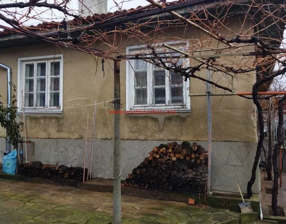 с. ЖЕРАВНА – продава две къщи в един двор