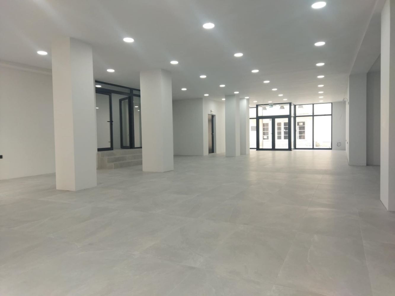 Торговое помещение, Ларго, 224 кв.м. первый этаж, большое окно-0 Търговско помещение, Ларго, 224 кв.м. партер, голяма витрина - 0