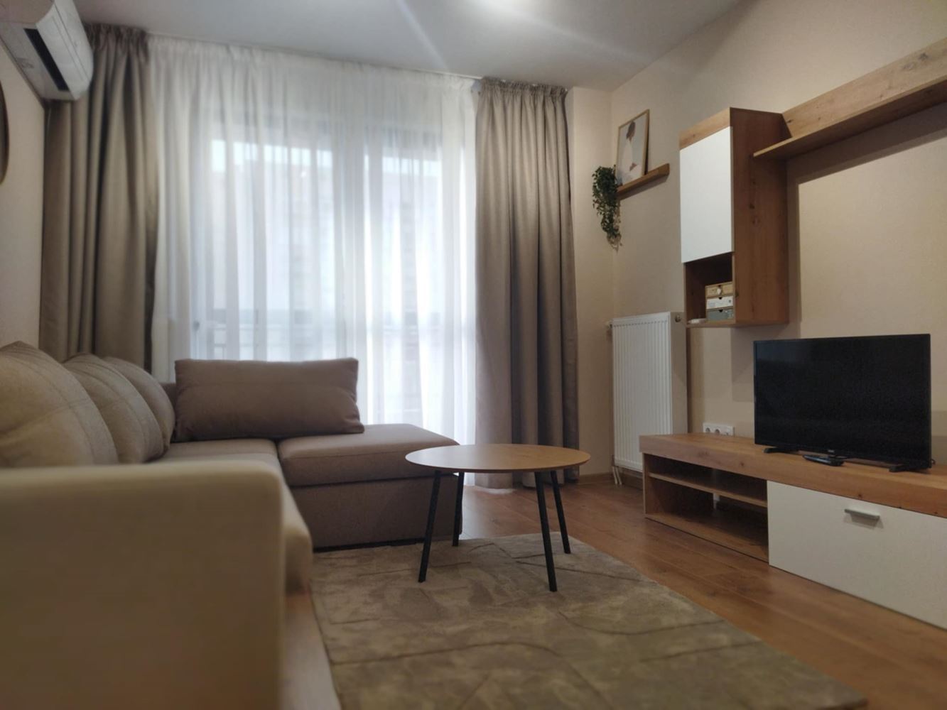 Център – дава под наем отличен, тристаен апартамент – Н. С. стилен, удобен, ТЕЦ,-0 Център - дава под наем отличен, тристаен апартамент - Н. С. стилен, удобен, ТЕЦ, - 0