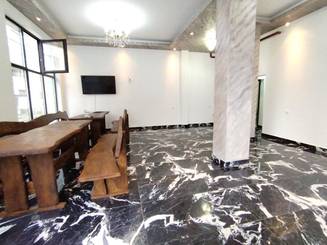 Ново, ъглово помещение на партер в кв. Българка, с големи витрини-0 Ново, ъглово помещение на партер в кв. Българка, с големи витрини - 0