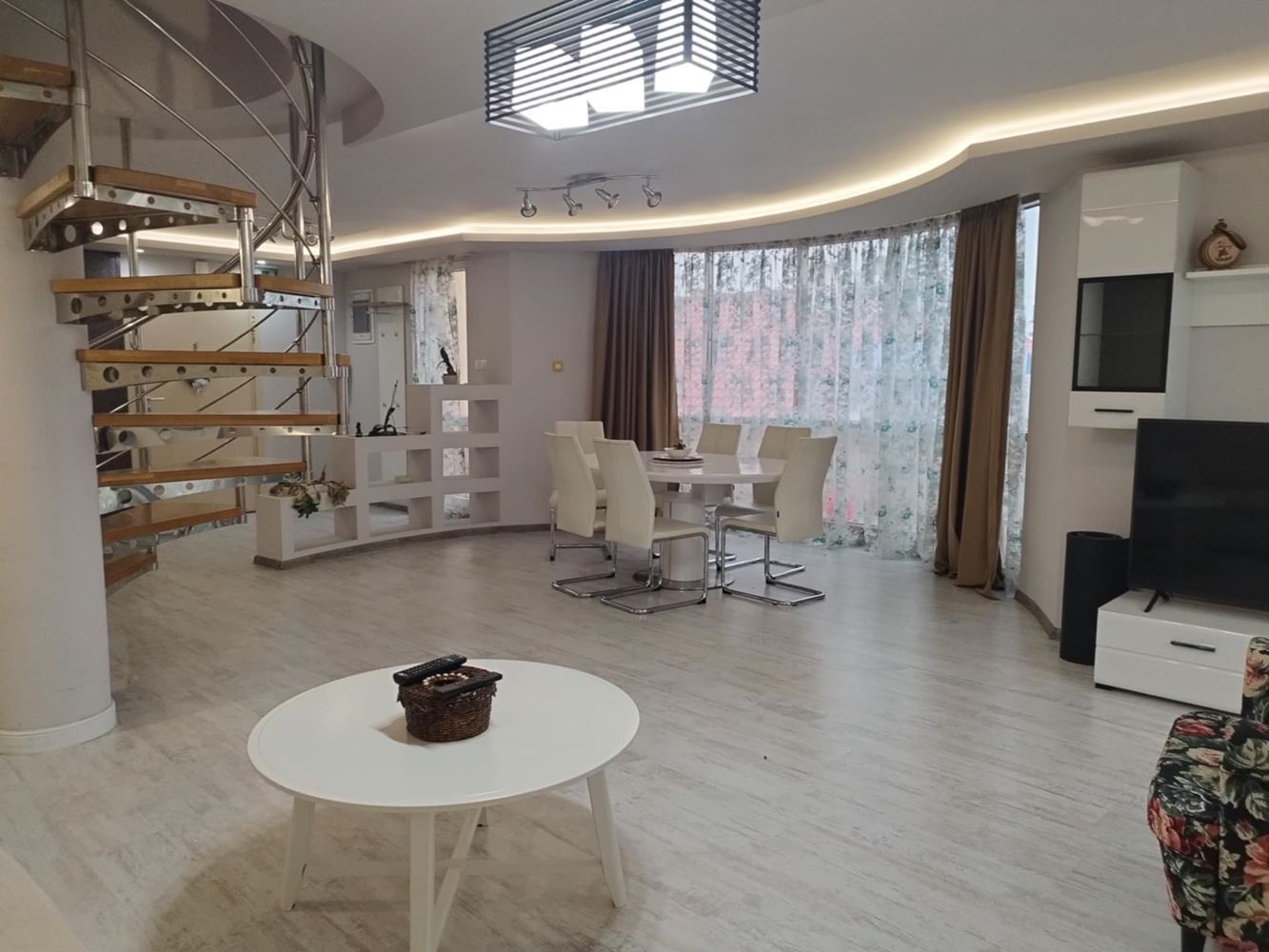 Мезонет в аренду рядом с Ларго - 240 кв.м.-0 Мезонет под наем в близост до Ларго - 240 кв.м. - 0