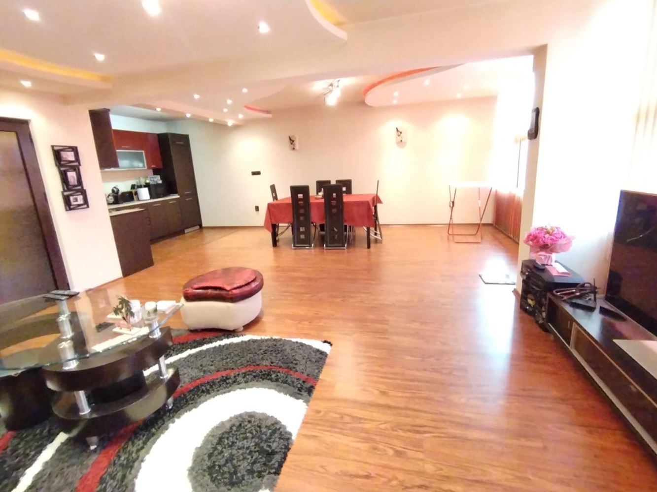 квартал. Дружба, Просторная двухкомнатная квартира в аренду, Меблированная, парковочное место-0 кв. Дружба, Просторен двустаен апартамент под наем, Обзаведен, паркомясто - 0