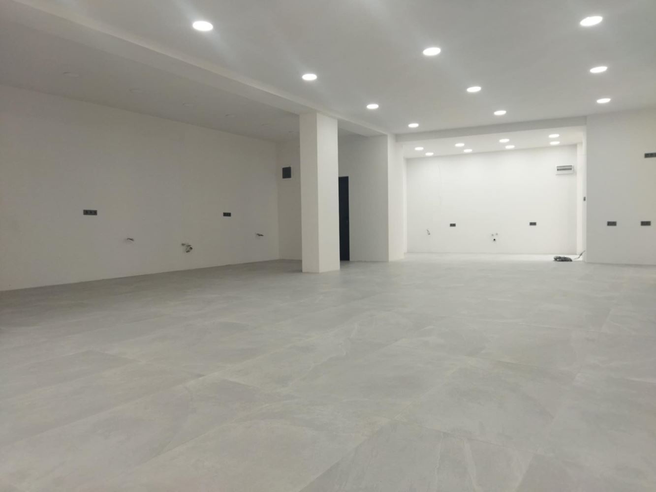 Торговое помещение, Ларго, 224 кв.м. первый этаж, большое окно-0 Търговско помещение, Ларго, 224 кв.м. партер, голяма витрина - 0