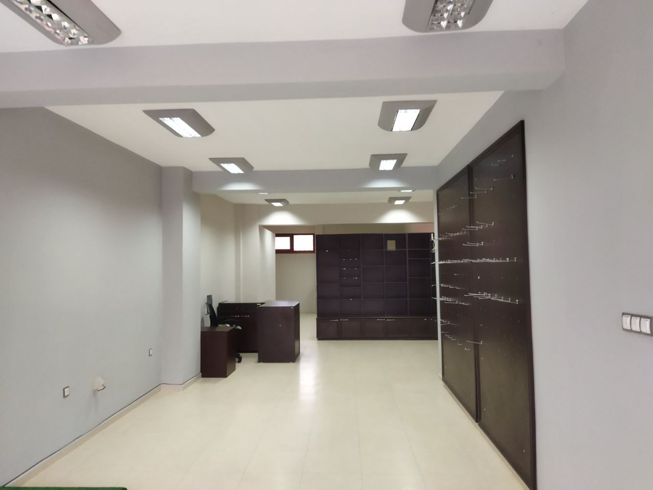 Търговско помещение под наем на Двата Аслана с голяма витрина - 0