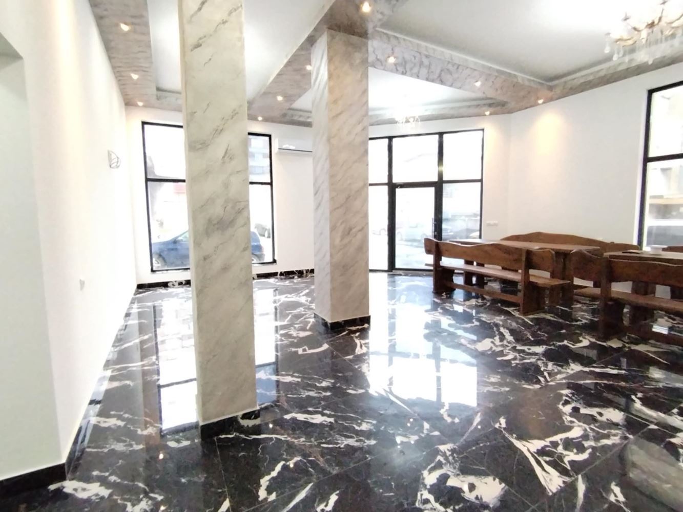 Ново, ъглово помещение на партер в кв. Българка, с големи витрини-0 Ново, ъглово помещение на партер в кв. Българка, с големи витрини - 0