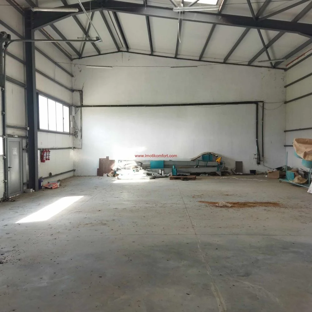 Großes Industriegelände, geeignet für verschiedene Arten von Aktivitäten-0 Zu verkaufen: große Industriehalle, geeignet für verschiedene Arten von Aktivitäten – 0