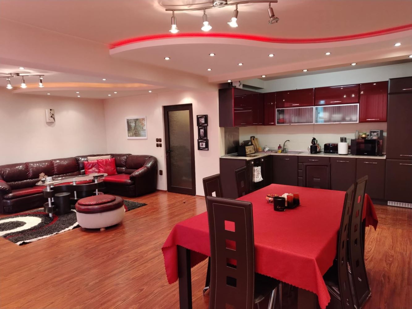 квартал. Дружба, Просторная двухкомнатная квартира в аренду, Меблированная, парковочное место-0 кв. Дружба, Просторен двустаен апартамент под наем, Обзаведен, паркомясто - 0