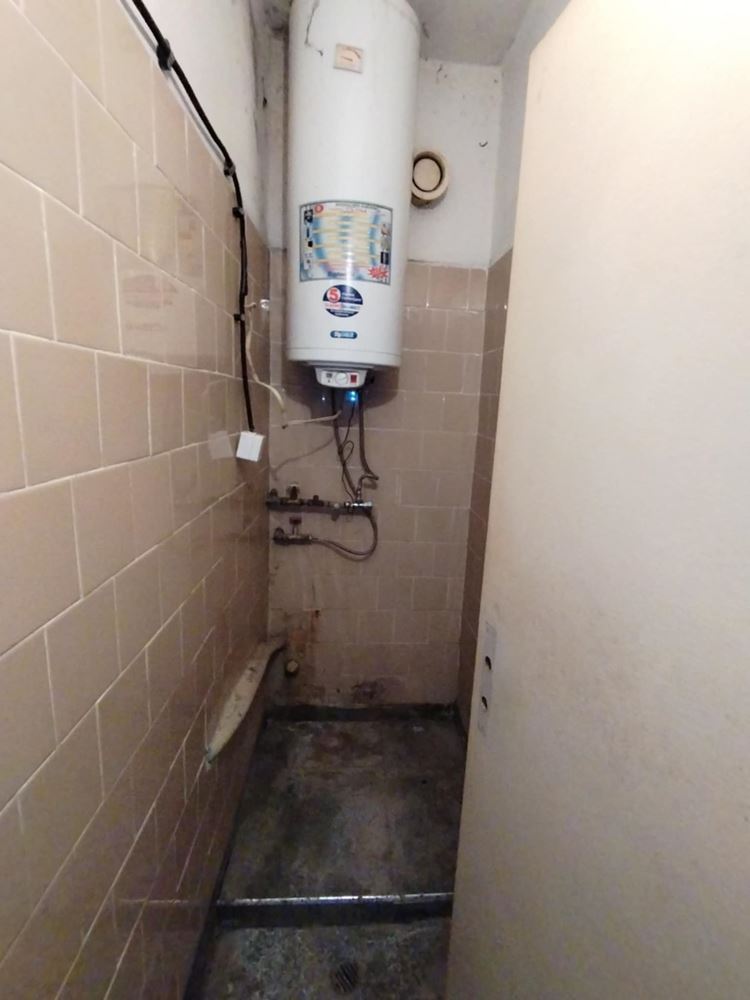 Център, Голям двустаен апартамент, тухла, ТЕЦ, саниран, с възможност за втора спалня-0 Център, Голям двустаен апартамент, тухла, ТЕЦ, саниран, с възможност за втора спалня - 0