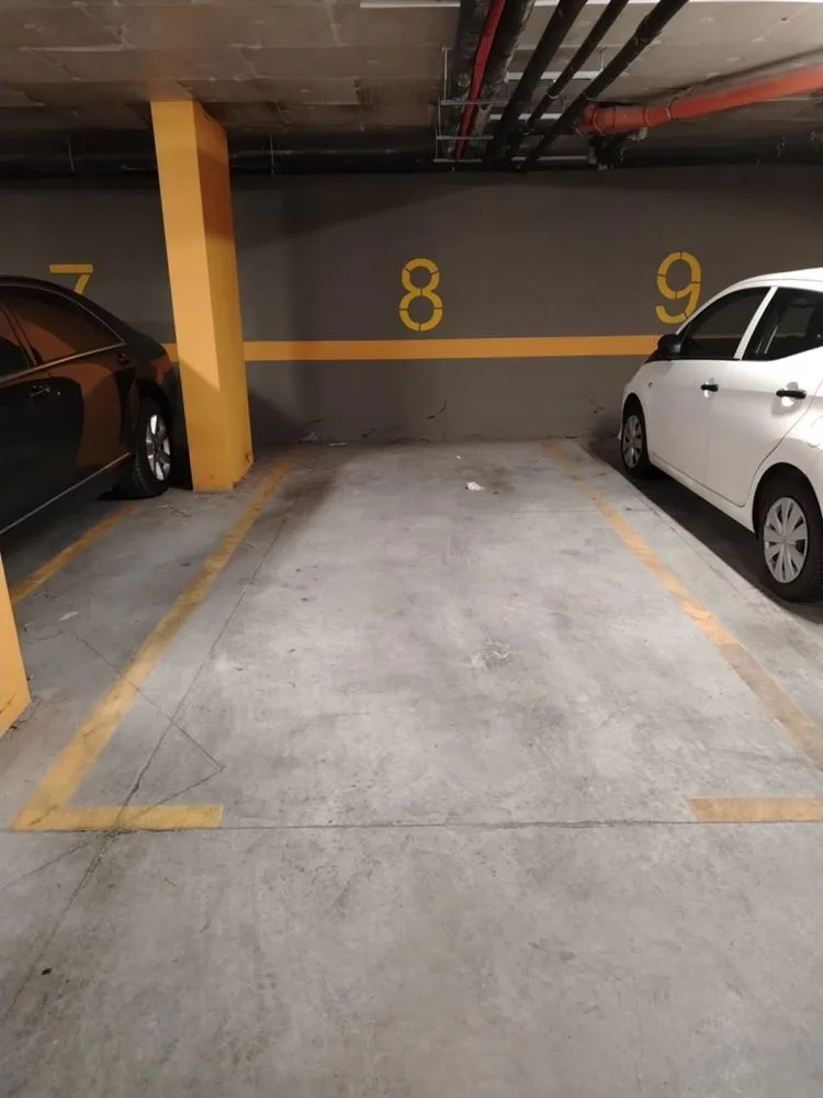 Tiefgaragenstellplatz in einem Luxusgebäude im Zentrum, Bereich Blaue Zone-0 Tiefgaragenstellplatz in einem Luxusgebäude im Stadtzentrum, Zone „Sinja zona“ – 0