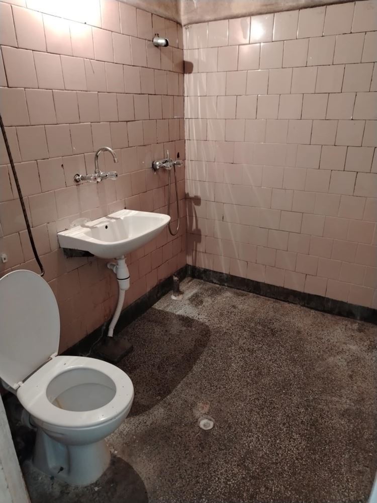 Център, Голям двустаен апартамент, тухла, ТЕЦ, саниран, с възможност за втора спалня-0 Център, Голям двустаен апартамент, тухла, ТЕЦ, саниран, с възможност за втора спалня - 0