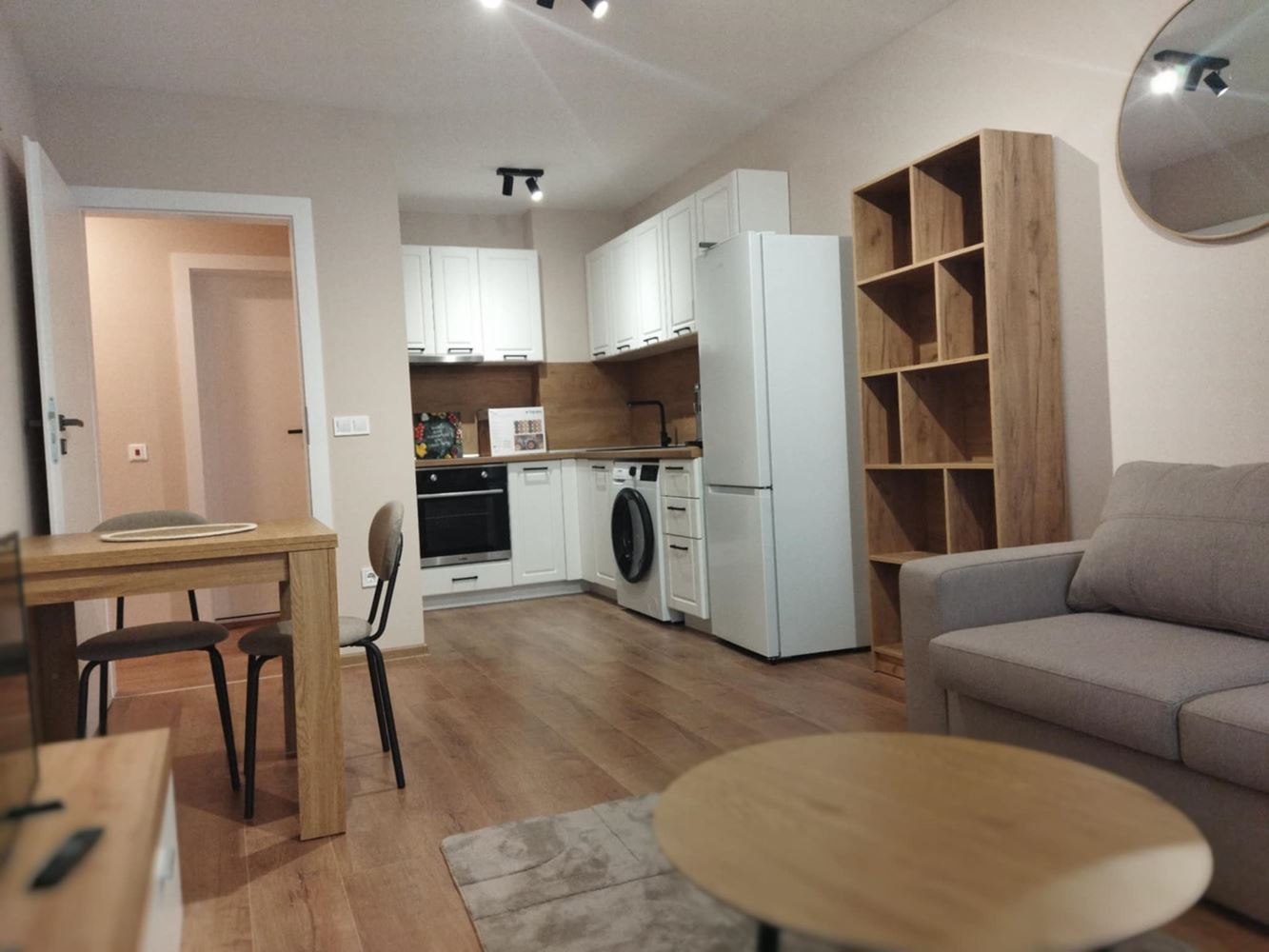 Център – дава под наем отличен, тристаен апартамент – Н. С. стилен, удобен, ТЕЦ,-0 Център - дава под наем отличен, тристаен апартамент - Н. С. стилен, удобен, ТЕЦ, - 0