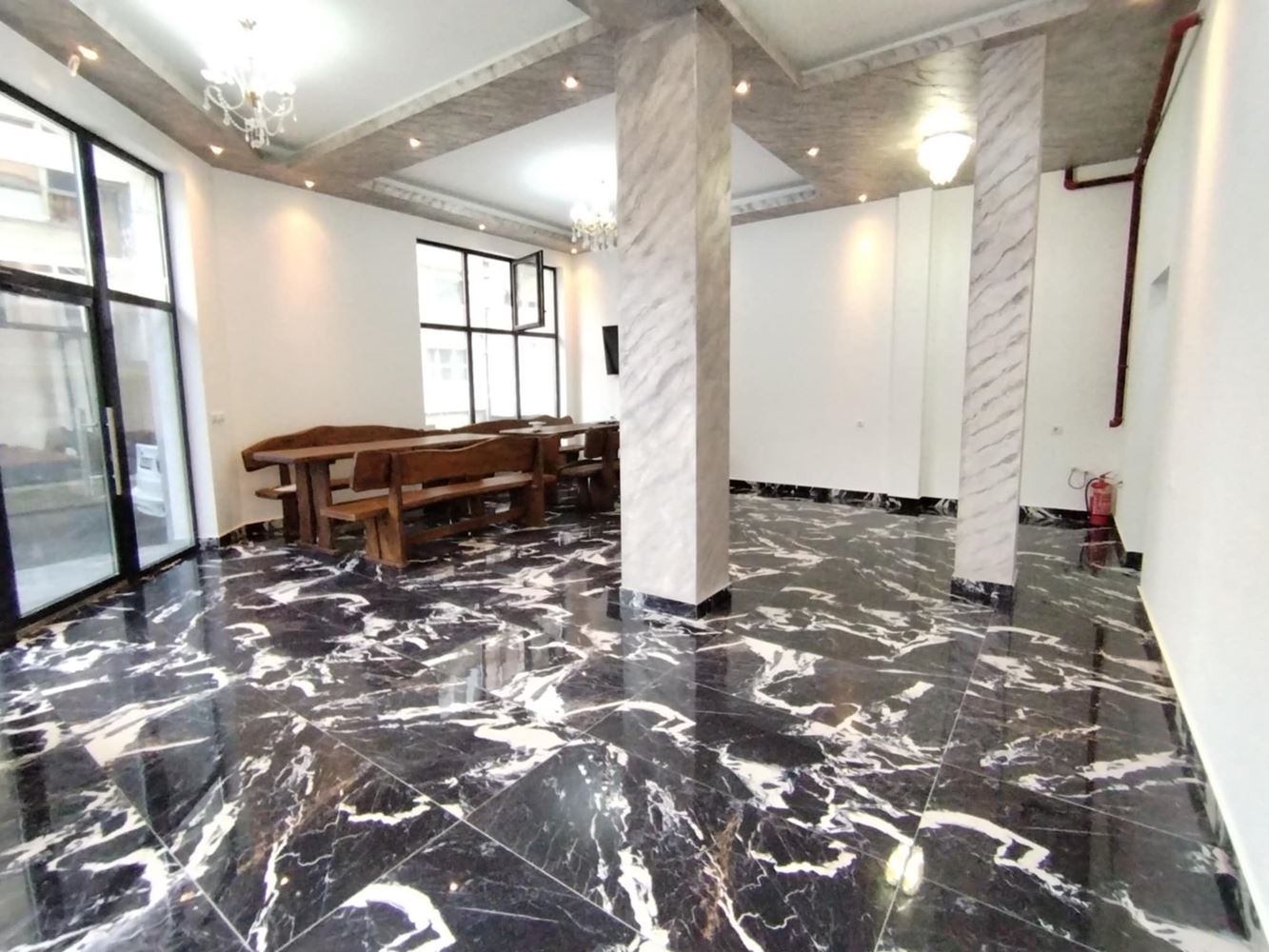 Ново, ъглово помещение на партер в кв. Българка, с големи витрини-0 Ново, ъглово помещение на партер в кв. Българка, с големи витрини - 0