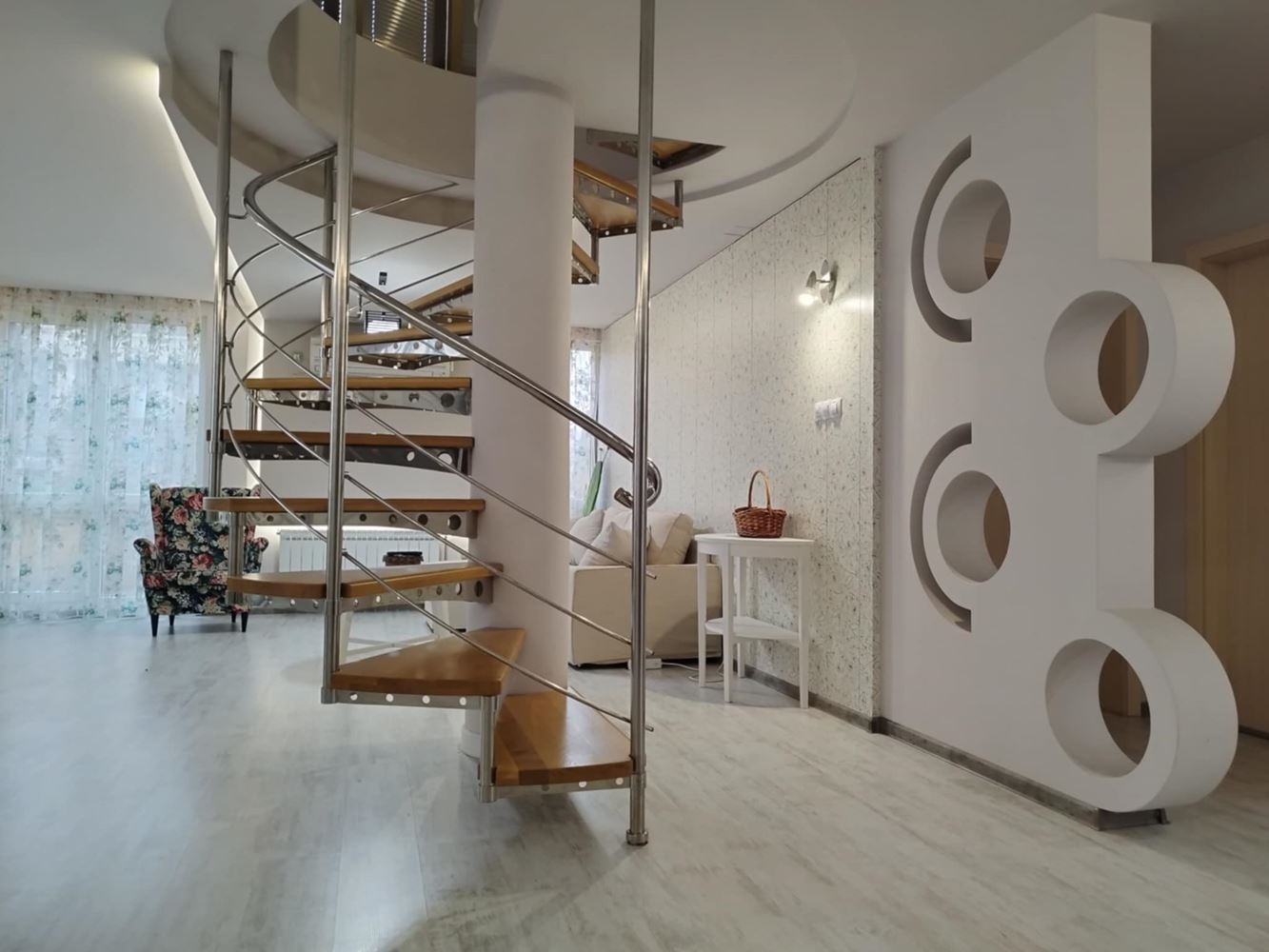 Мезонет в аренду рядом с Ларго - 240 кв.м.-0 Мезонет под наем в близост до Ларго - 240 кв.м. - 0