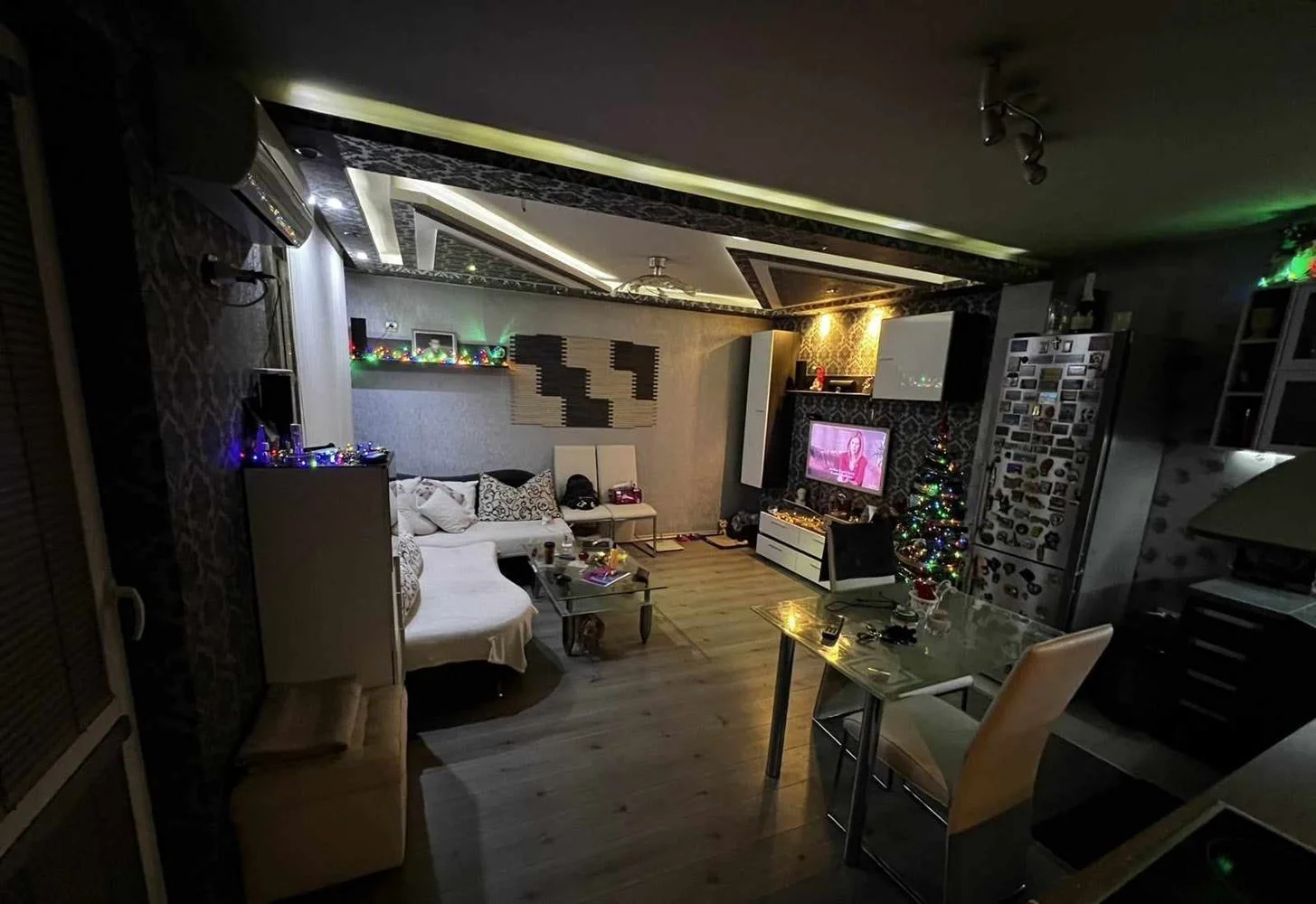 Zentrum - in der Nähe des Platzes. ”LEVSKY” - zu verkaufen drei Schlafzimmer, möbliert, Tez-0 Stadtzentrum – in der Nähe des ”Levski”-Platzes – möblierte 3-Zimmer-Wohnung zu verkaufen, Heizkosten: 0