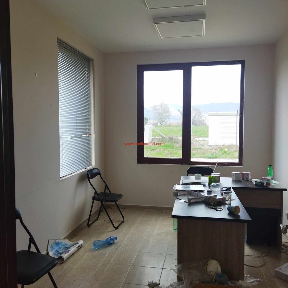 Μεγάλοι βιομηχανικοί χώροι κατάλληλοι για διάφορους τύπους δραστηριοτήτων-0 Продава голямо Промишлено помещение подходящо за различни видове дейност - 0