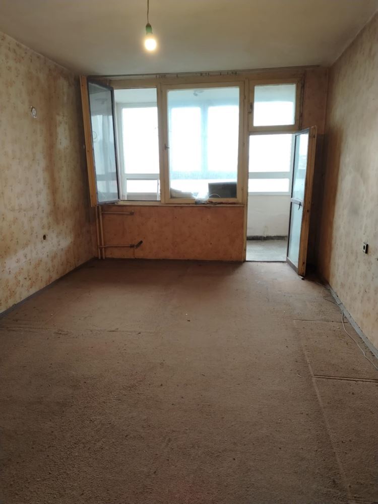 Център, Голям двустаен апартамент, тухла, ТЕЦ, саниран, с възможност за втора спалня-0 Център, Голям двустаен апартамент, тухла, ТЕЦ, саниран, с възможност за втора спалня - 0