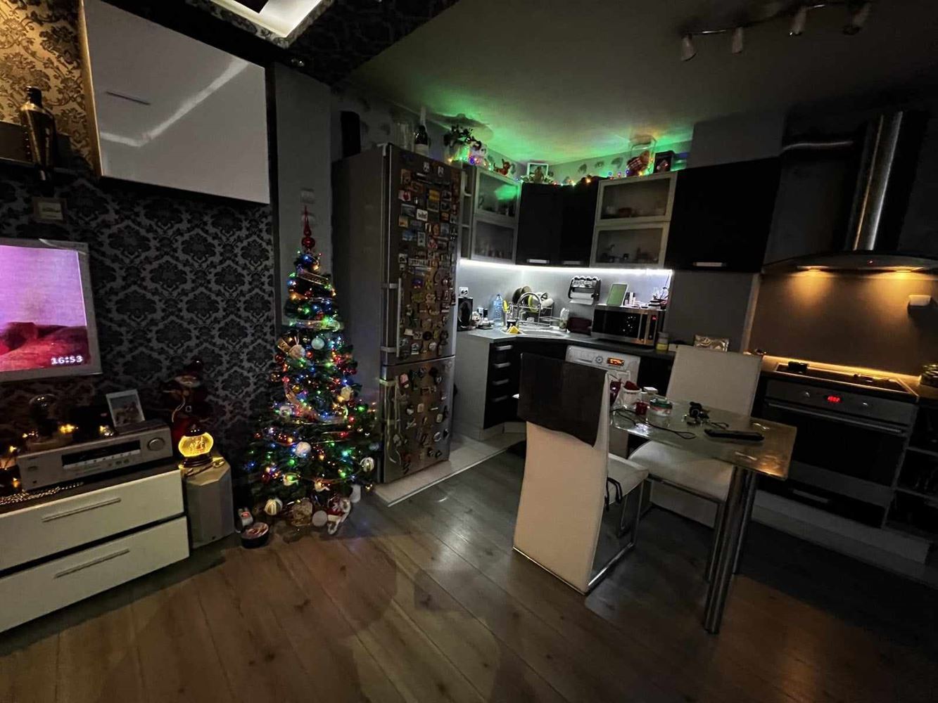 Център – близо до пл. ”ЛЕВСКИ” – продава тристаен, обзаведен, Тец-0 Център - близо до пл. ”ЛЕВСКИ” - продава тристаен, обзаведен, Тец - 0