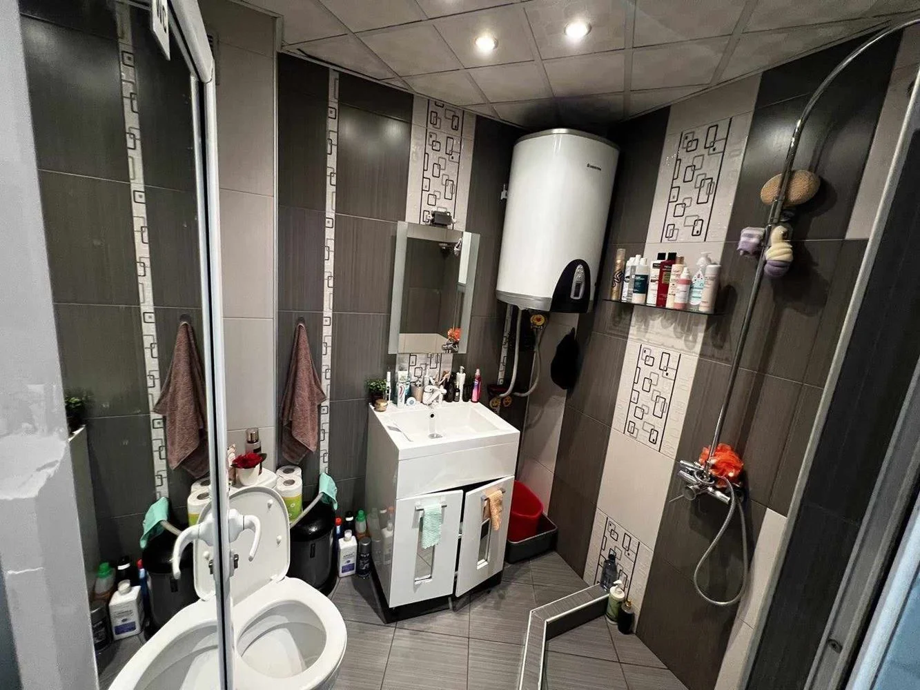 Zentrum - in der Nähe des Platzes. ”LEVSKY” - zu verkaufen drei Schlafzimmer, möbliert, Tez-0 Stadtzentrum – in der Nähe des ”Levski”-Platzes – möblierte 3-Zimmer-Wohnung zu verkaufen, Heizkosten: 0