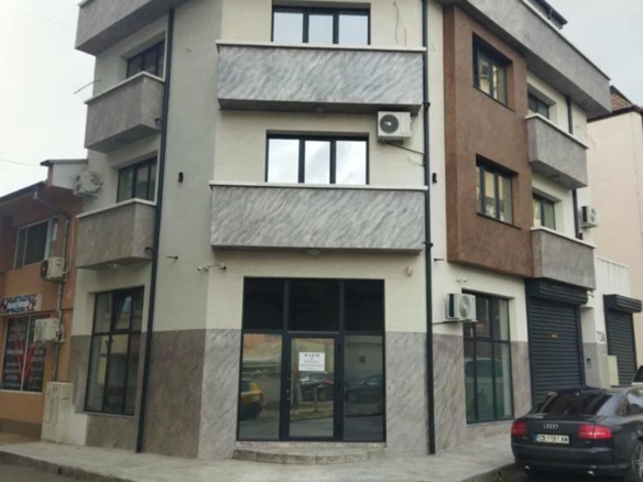 Ново, ъглово помещение на партер в кв. Българка, с големи витрини - 0